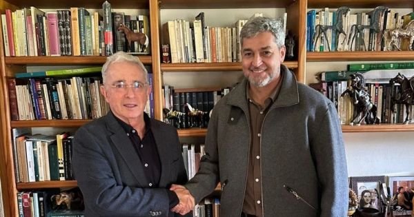 Die ehemaligen Präsidenten Abdo und Uribe analysieren lateinamerikanische Themen